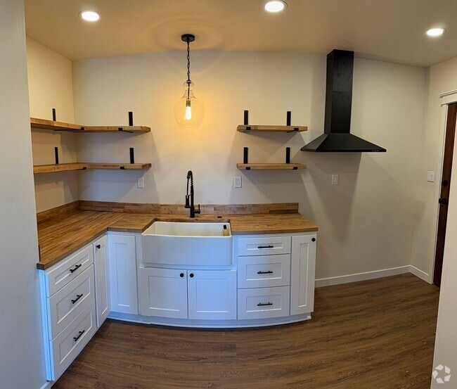 Building Photo - 241 SW G St Unit A Rental