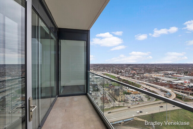 Fotografía del edificio - 335 Bridge St NW Unidad 2605