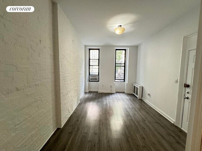 Building Photo - 320 W 47th St Rental