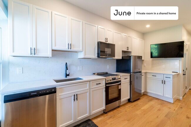 Room in Shared 3 bed/2 bath home in JFK/UMass