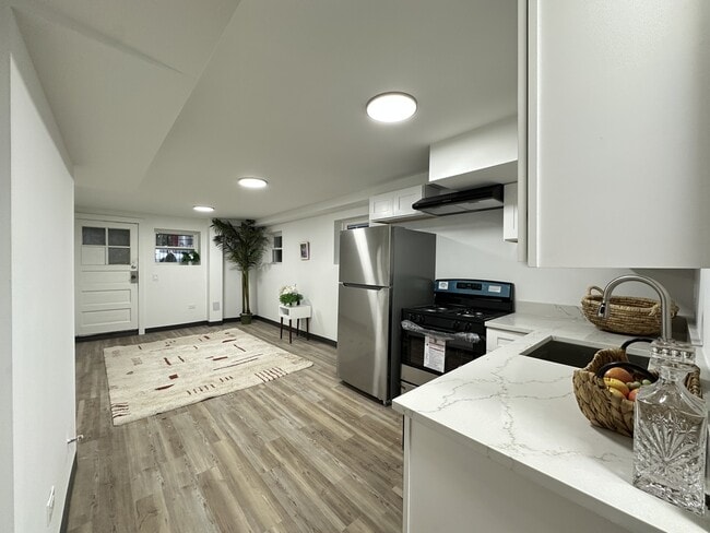 Photo - 1634 N Whipple St Unit B2