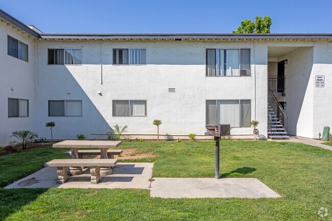 Picnic Area - Clovis Courtyard Apartments