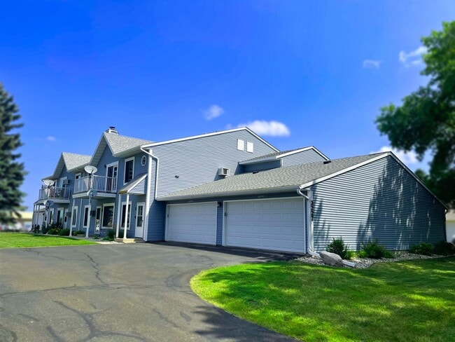 Building Photo - 2 Bed, 2 Bath 4-plex unit in Fargo!