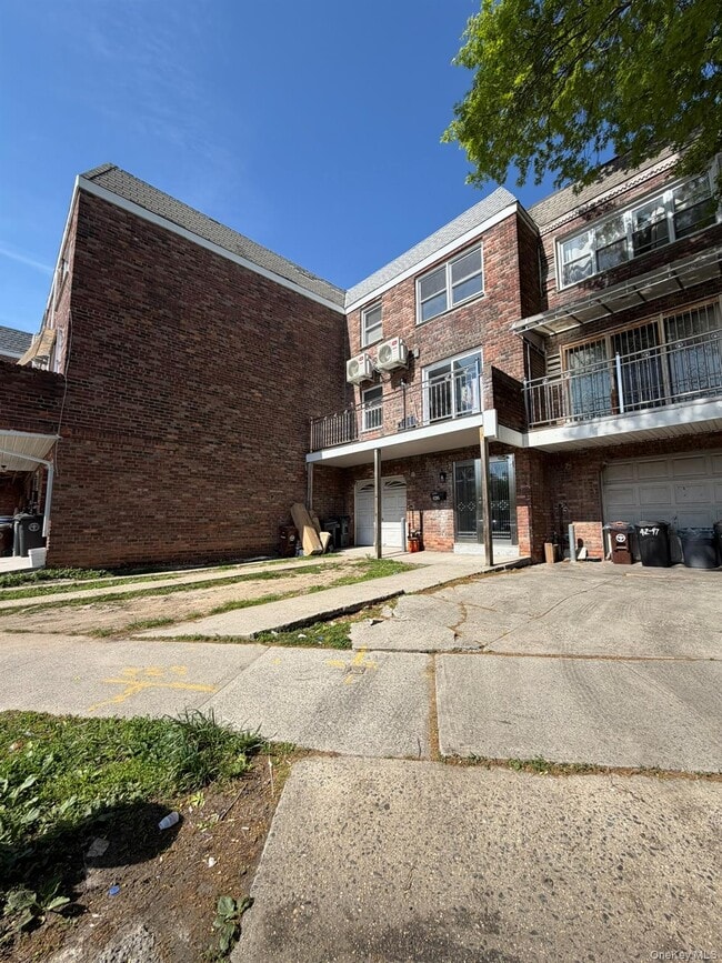 Photo - 42-95-95 Crommelin St