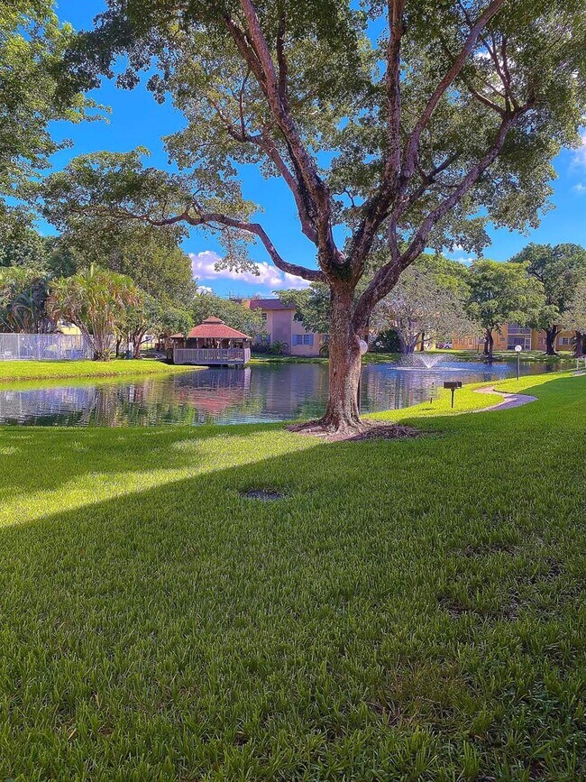 Building Photo - 5170 SW 40th Ave Unit 4E