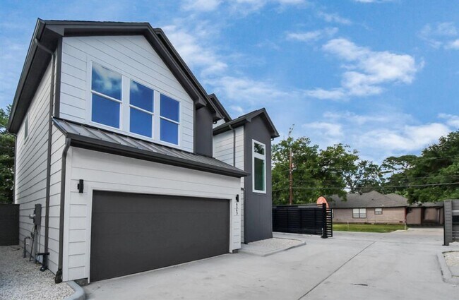 Photo - 6555 Sealey St