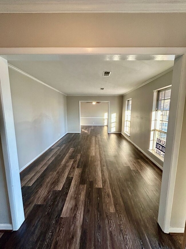 Photo - 1825 Edwardian Way