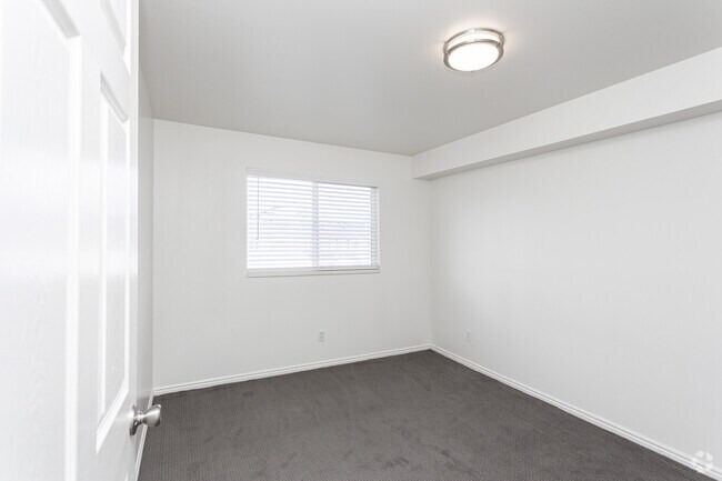 2BR, 2BA - 894SF - Primary Bedroom