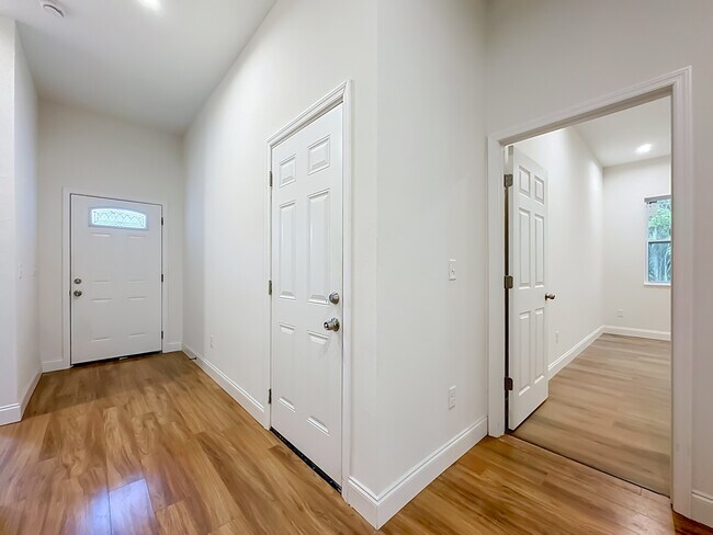 Photo - 2250 W 13th St