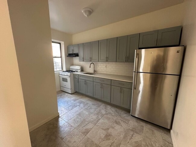Building Photo - 497 Van Cortlandt Park Ave Unit 4r Rental