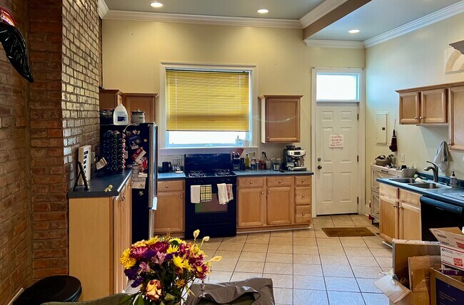 Kitchen (ground floor) with dishwasher, stove/ oven, fridge, etc) - 1714 Sarah St Unidad 1