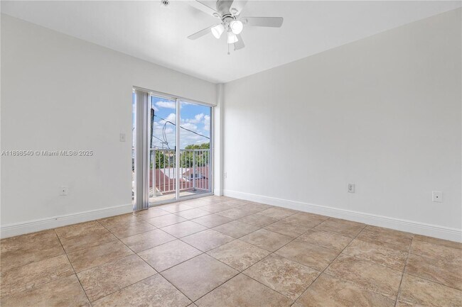 Photo - 948 SW 3rd St Unit 304