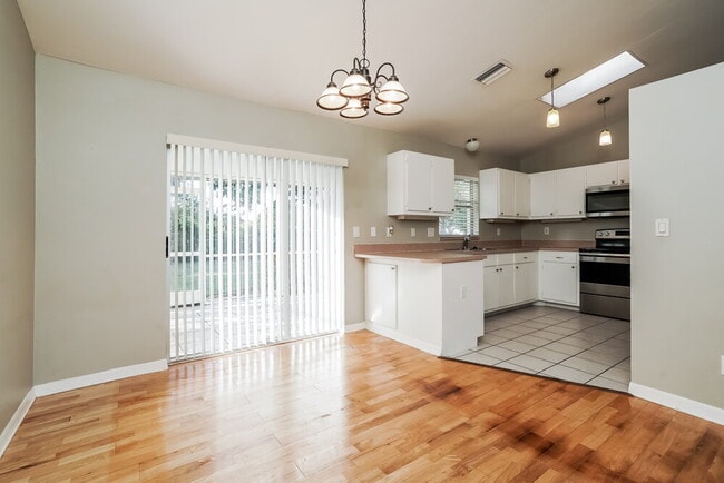 Photo - 28 SW 13th St