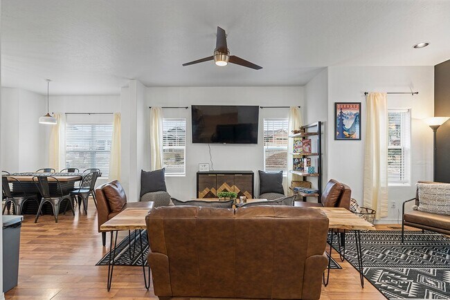 Photo - 1710 N Taylor Cir