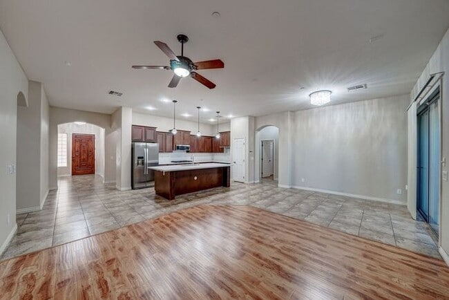 READY TO VIEW NOW! Remodeled-Huge 5 Bedroo... - READY TO VIEW NOW! Remodeled-Huge 5 Bedroo... Casa