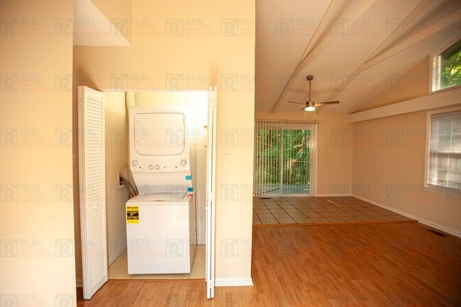 Photo - 8722 Rollingwood Rd