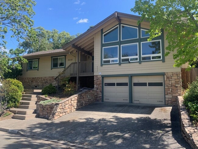 Building Photo - Updated 3 bedroom 2 bathroom Single Family... Rental