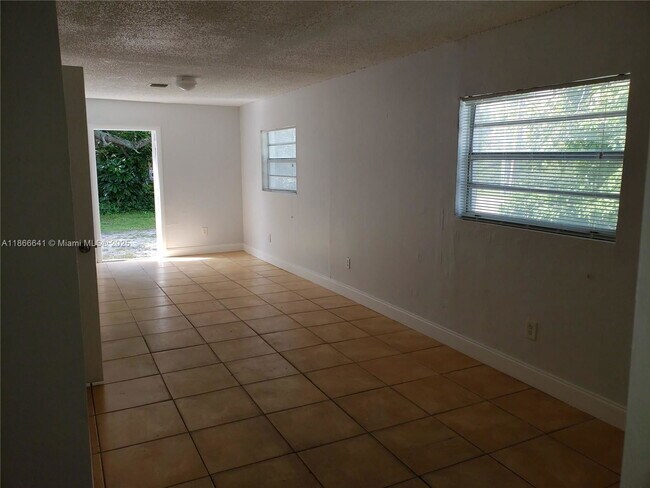 Photo - 580 NW 95th St Unidad 2
