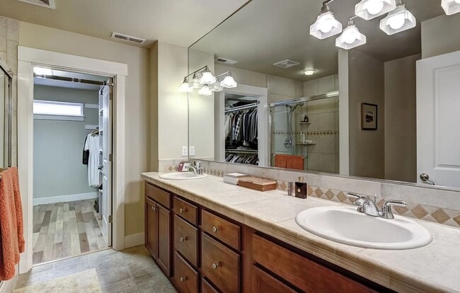 Photo - 3BR in great neighborhood with large yard