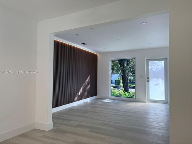 Photo - 561 NW 41st St