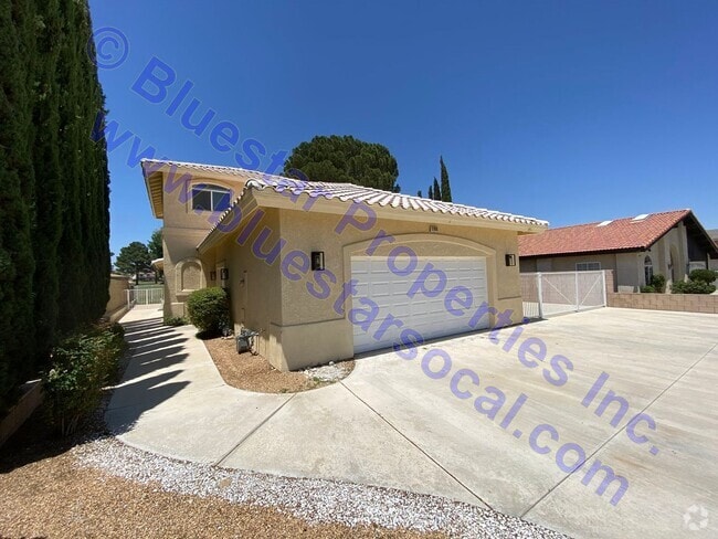 Building Photo - Beautiful 2 Bedroom 3 Bath on the Golf Cou... Rental