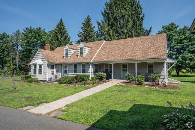 Building Photo - 124A Old Farms Rd Rental