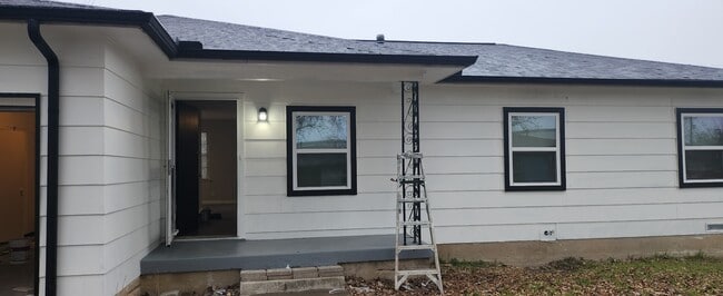 Building Photo - 1227 Westmoreland Dr