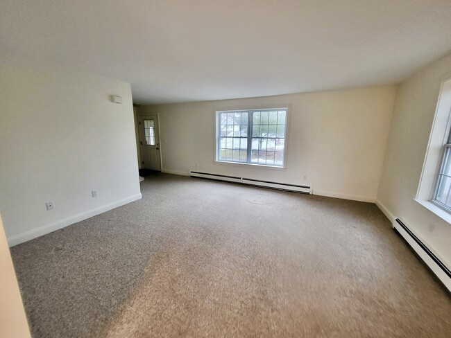 Living room - 18 Melvin Ave Unit B