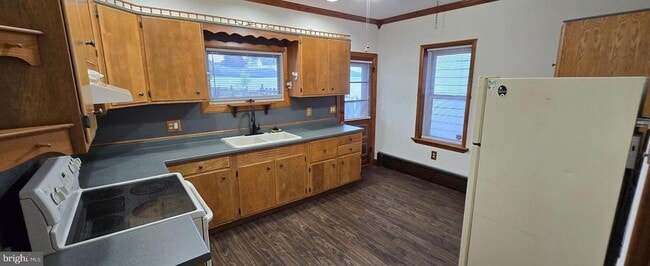 Photo - 325 W Spring St