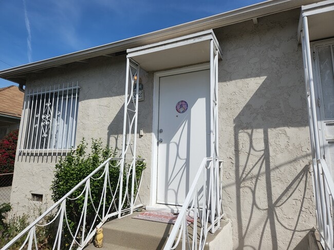 Building Photo - 572 W 1st St Unit 572