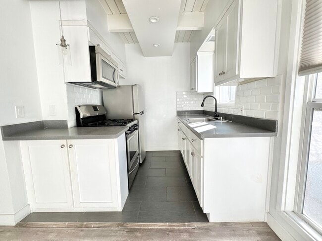 Building Photo - 6063 Franklin Ave Unit 2 Rental