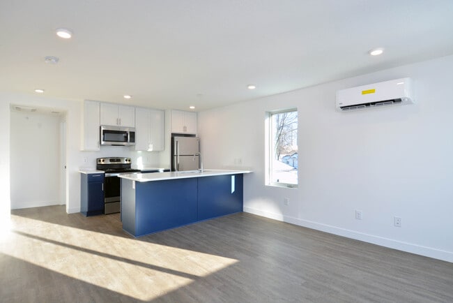 Photo - 2909 Grand St NE Unit 2