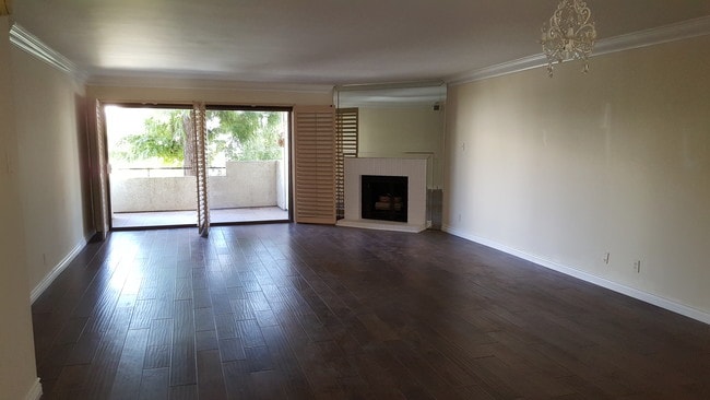 Living Room - 5315 Yarmouth Ave Unit 212