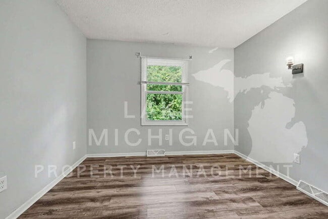 Photo - 2555 Ridgemoor Dr SE