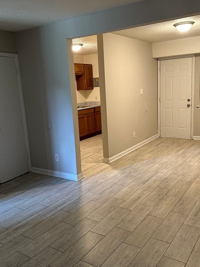 Building Photo - Spacious 2bedroom Townhome (500.00 off first full months rent ) Apply by 4/20/2026