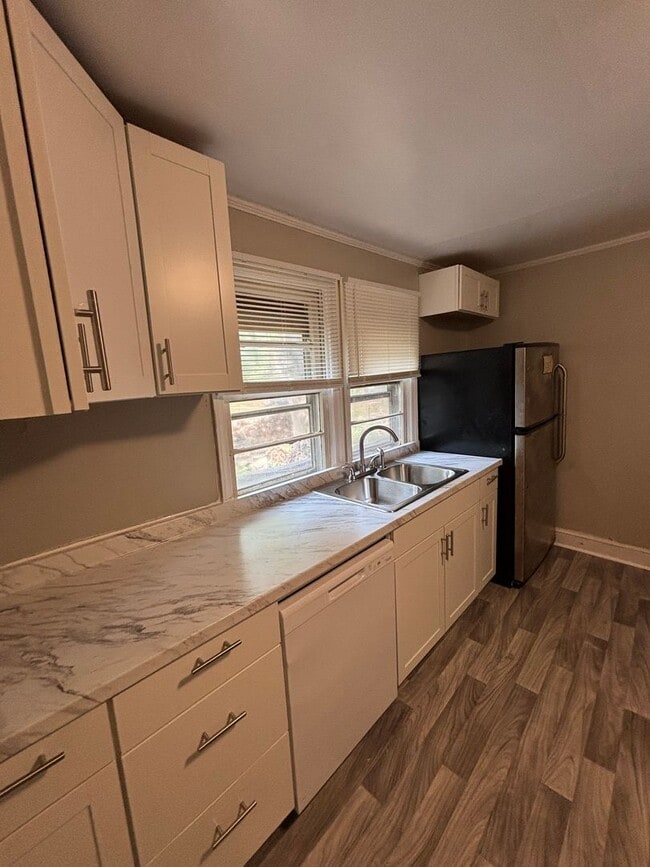 Photo - Spacious 2 Bed House - Waiting for you to Call HOME! DEPOSIT-FREE Renting option thru OBLIGO! Dep...
