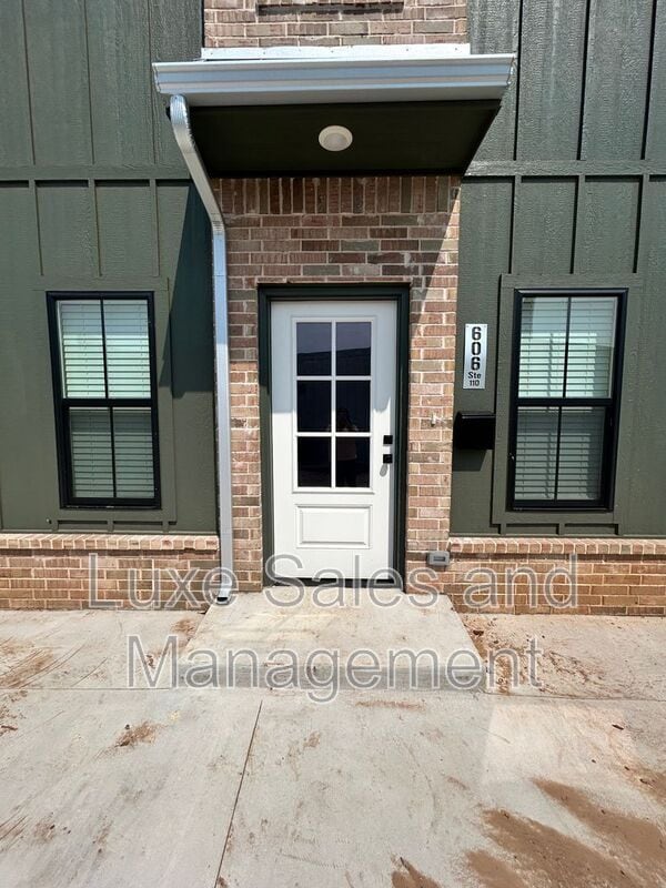 Photo - 606 W 2nd St