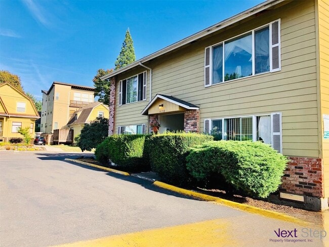 Photo - **SEE LEASING SPECIAL BELOW** Spacious Top Floor Unit~ Great Natural Light~ Updated with Great St... Unidad 6