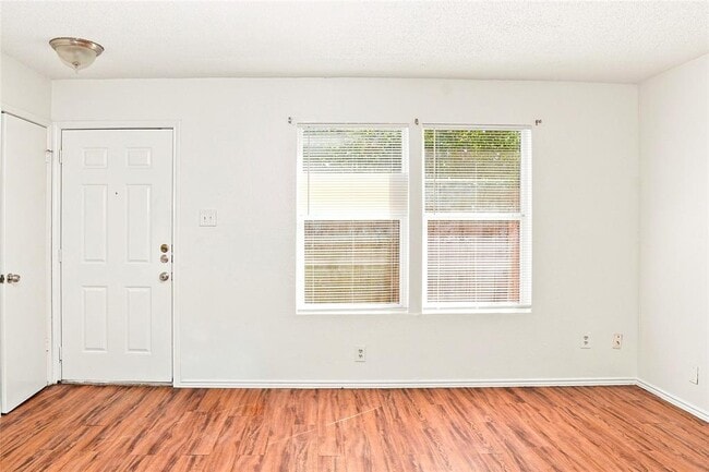 Photo - 6906 Deep Cir