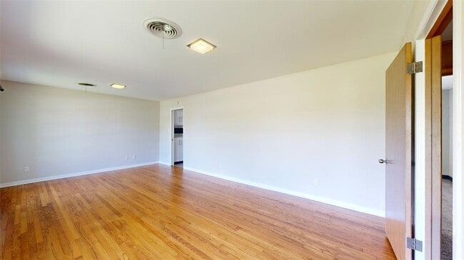 Photo - 203 W Brookside Dr