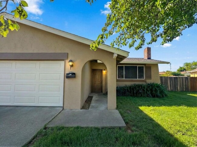 Photo - Spacious 3-Bedroom Home with Large Backyard in Fairfield