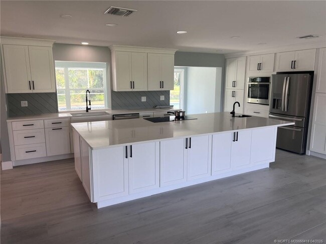 Photo - 652 NW Sunset Dr