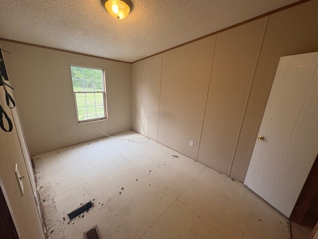 Photo - 2390 Claremont Rd