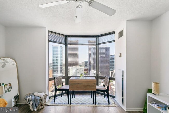 Building Photo - 2020 Walnut St Unit 24G