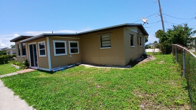 VISTA AL CANAL PARTE TRASERA DE LA CASA - 211 Sandy Cir