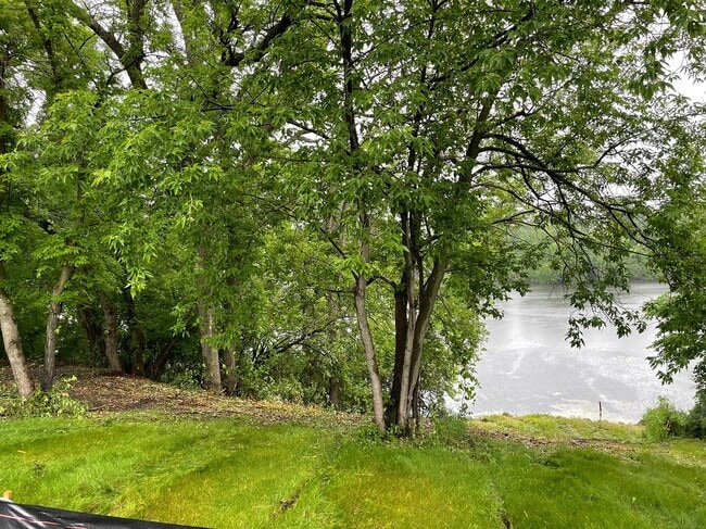 Photo - 577 Main St W