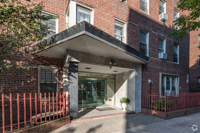 Building Entrance - The Barcelona