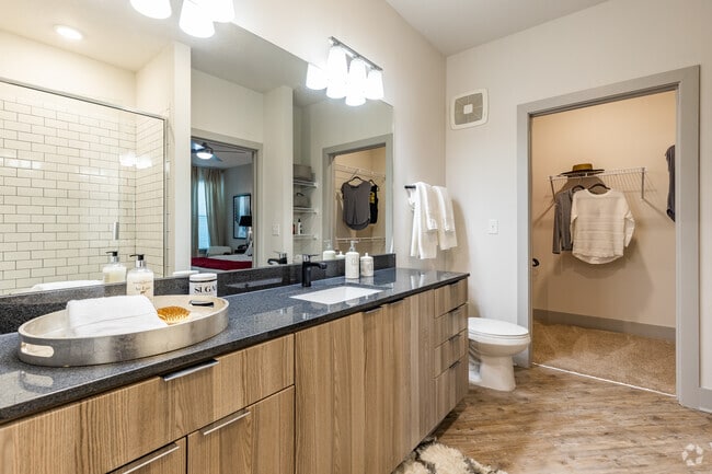 1 BR, 1 BA - 799SF