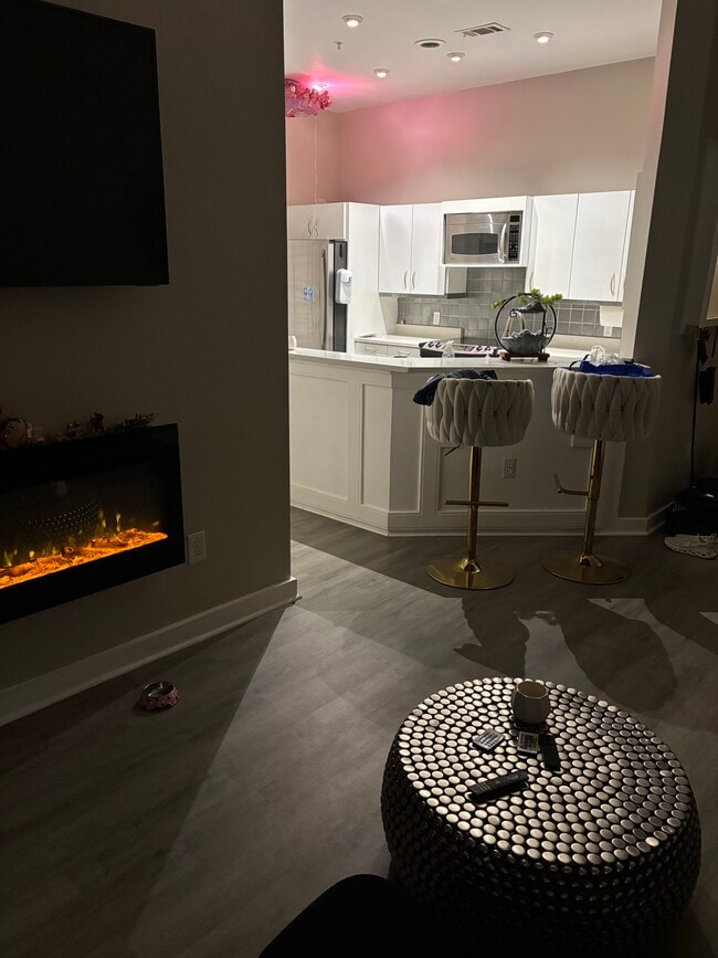 Building Photo - 3334 Peachtree Rd NE Unit 1710