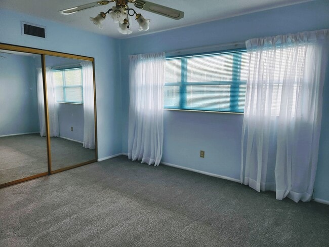 Guest room - 2380 World Parkway Blvd Unit 28